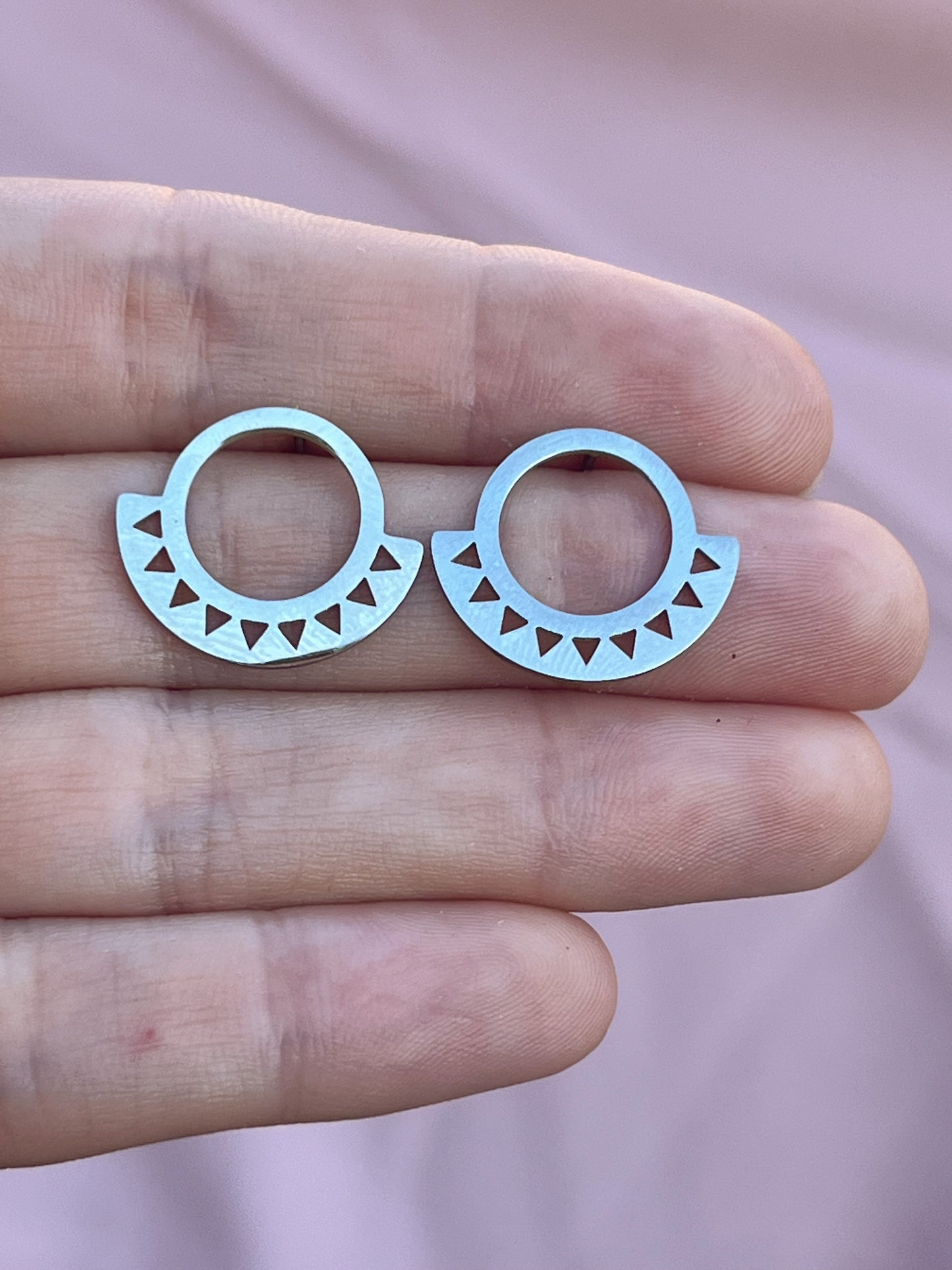 Boucles d’oreilles demi cercles motifs