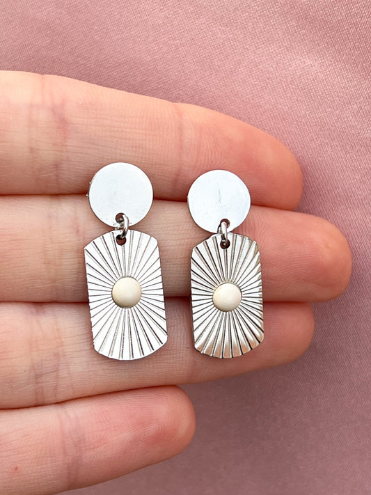 Boucles d’oreilles plaque perles blanches