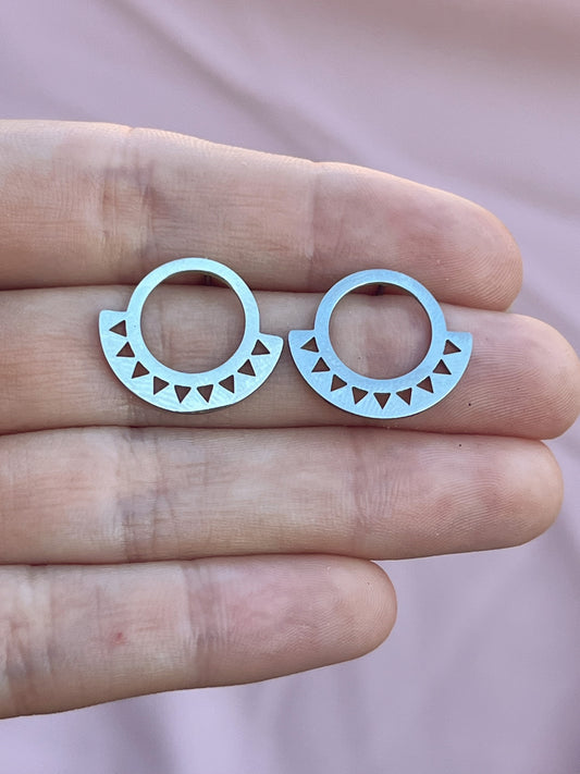 Boucles d’oreilles demi cercles motifs