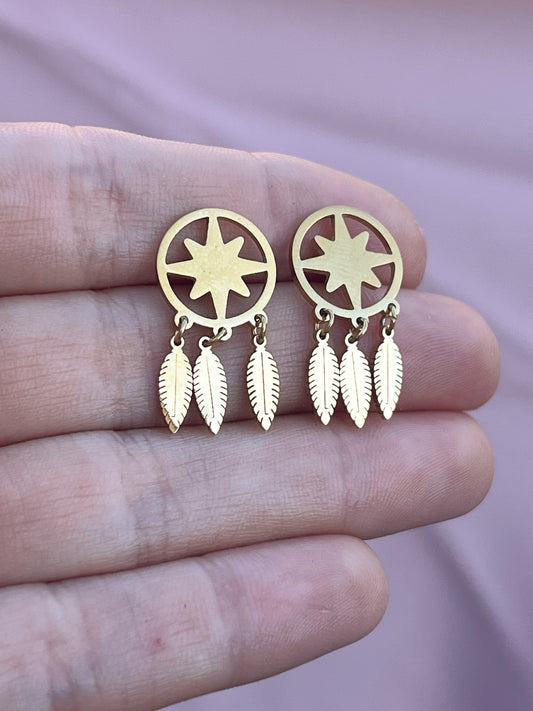 Boucles étoiles, plumes pendantes