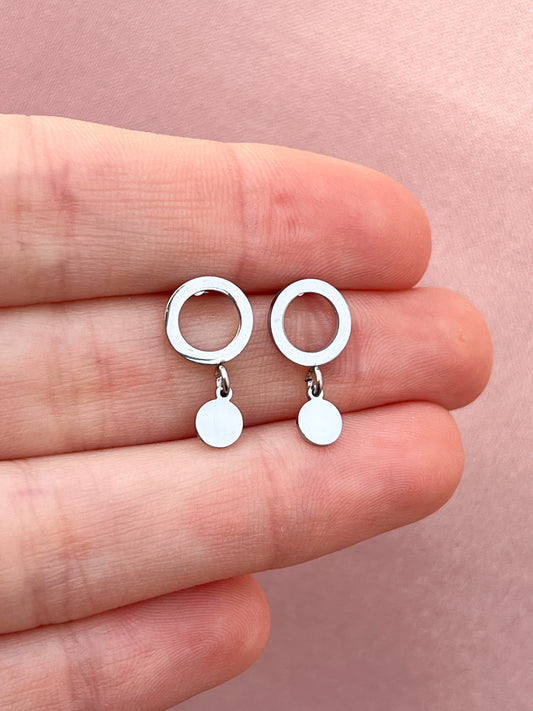 Boucles d’oreilles pendantes petites médailles