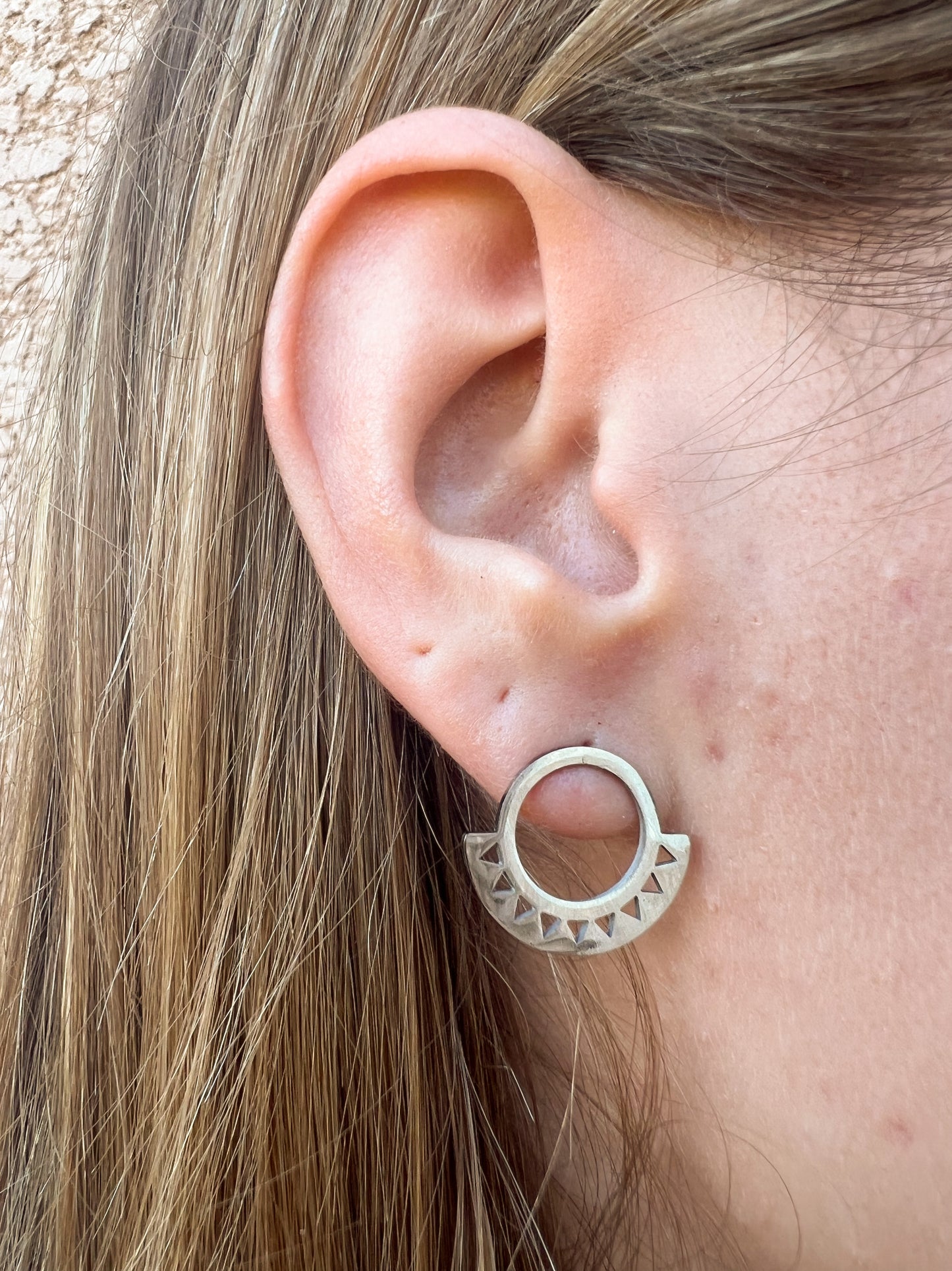 Boucles d’oreilles demi cercles motifs