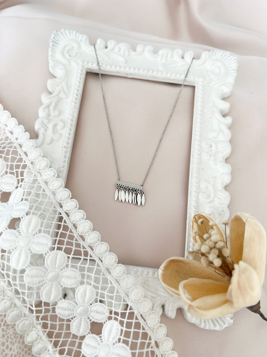 Collier plumes pendantes