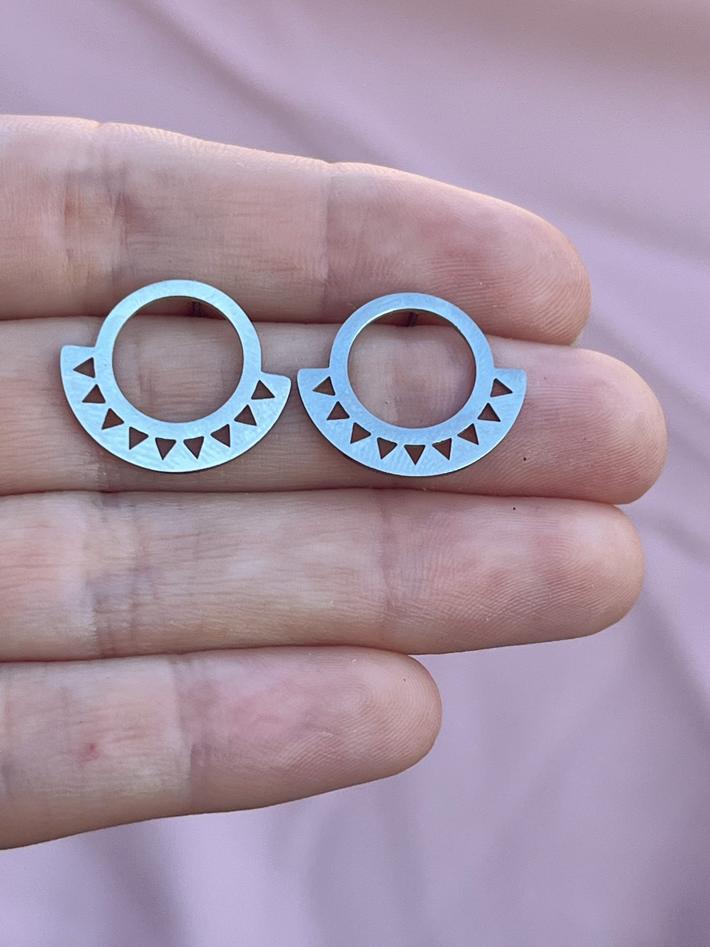 Boucles d’oreilles demi cercles motifs