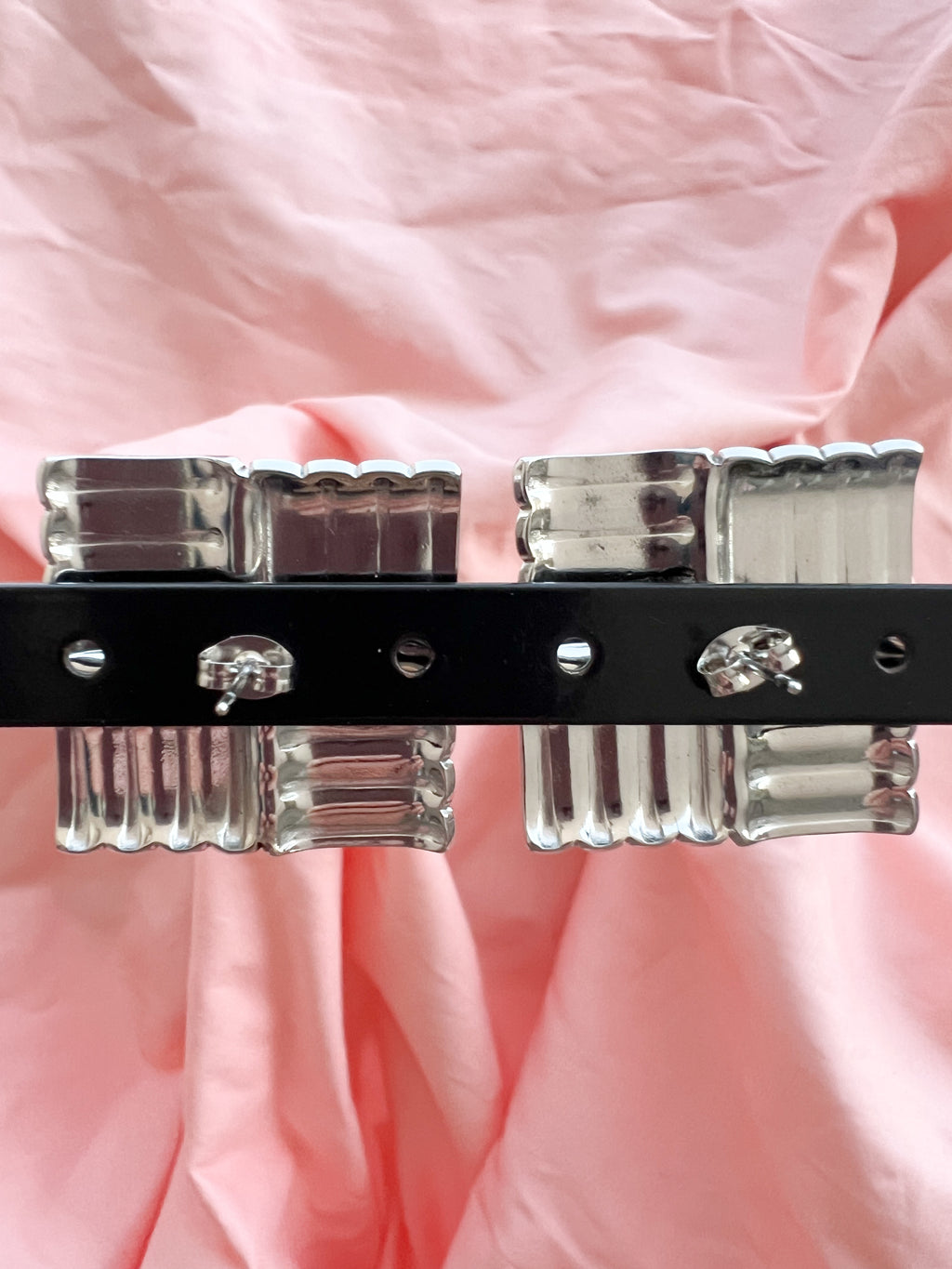 Ondine – Boucles d'Oreilles Puce Carrée Striée Acier Inoxydable