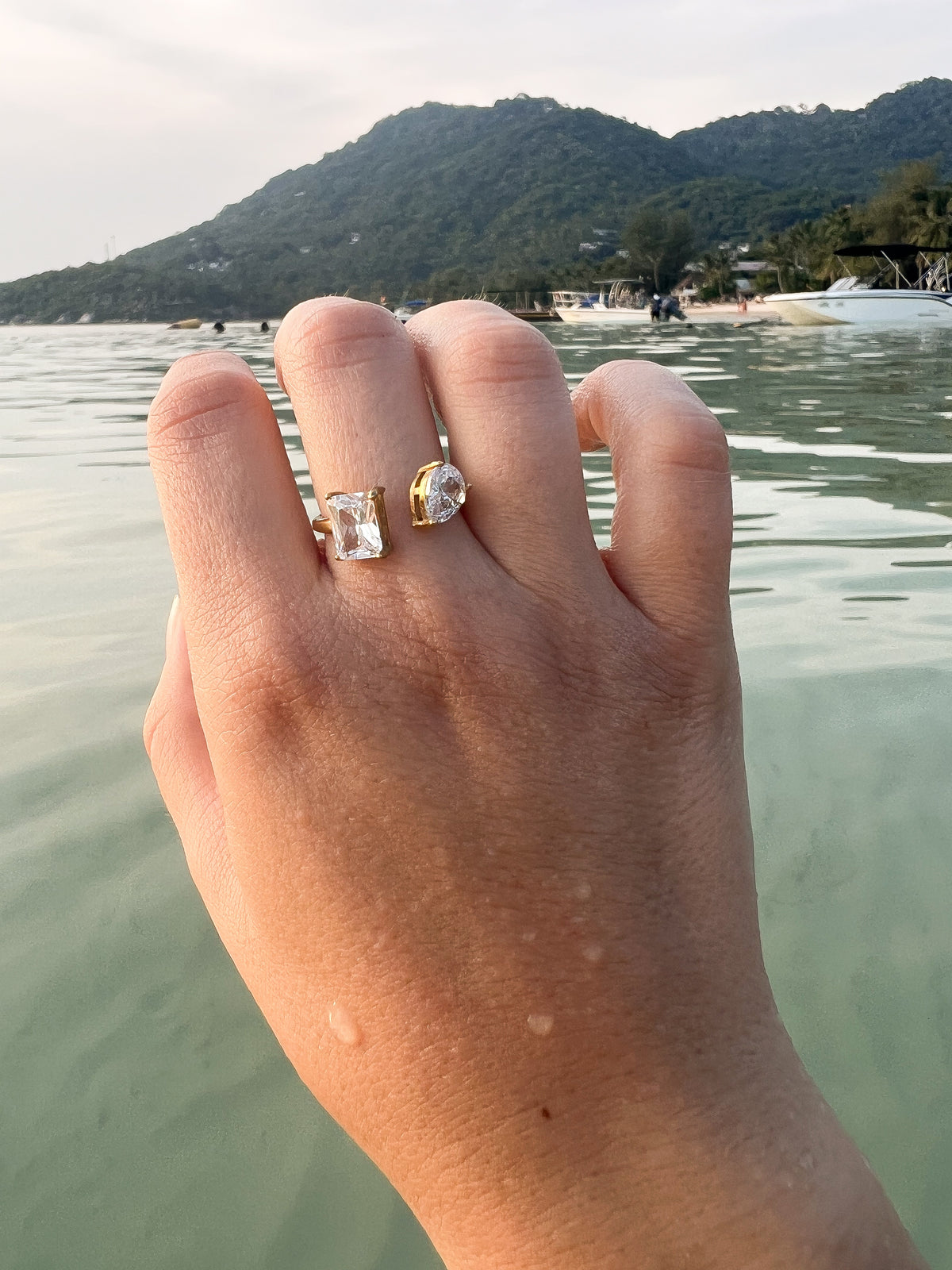 Crystal – Bague Pierre Rectangle Transparente Dorée