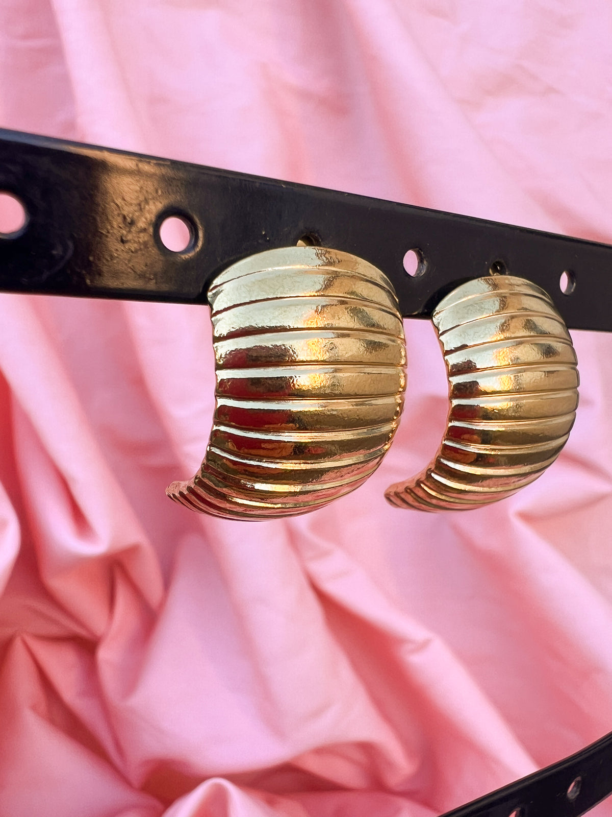Diane – Boucles d'Oreilles Cylindre Strié Doré Acier Inoxydable