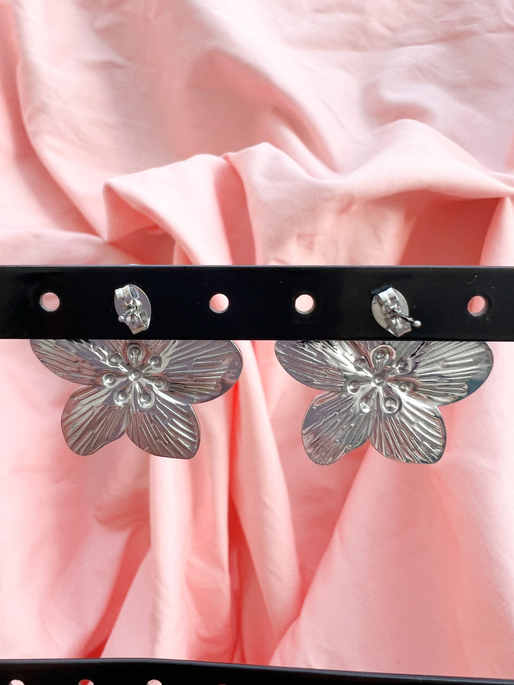 Vera – Boucles d'Oreilles Fleur Argentée Acier Inoxydable