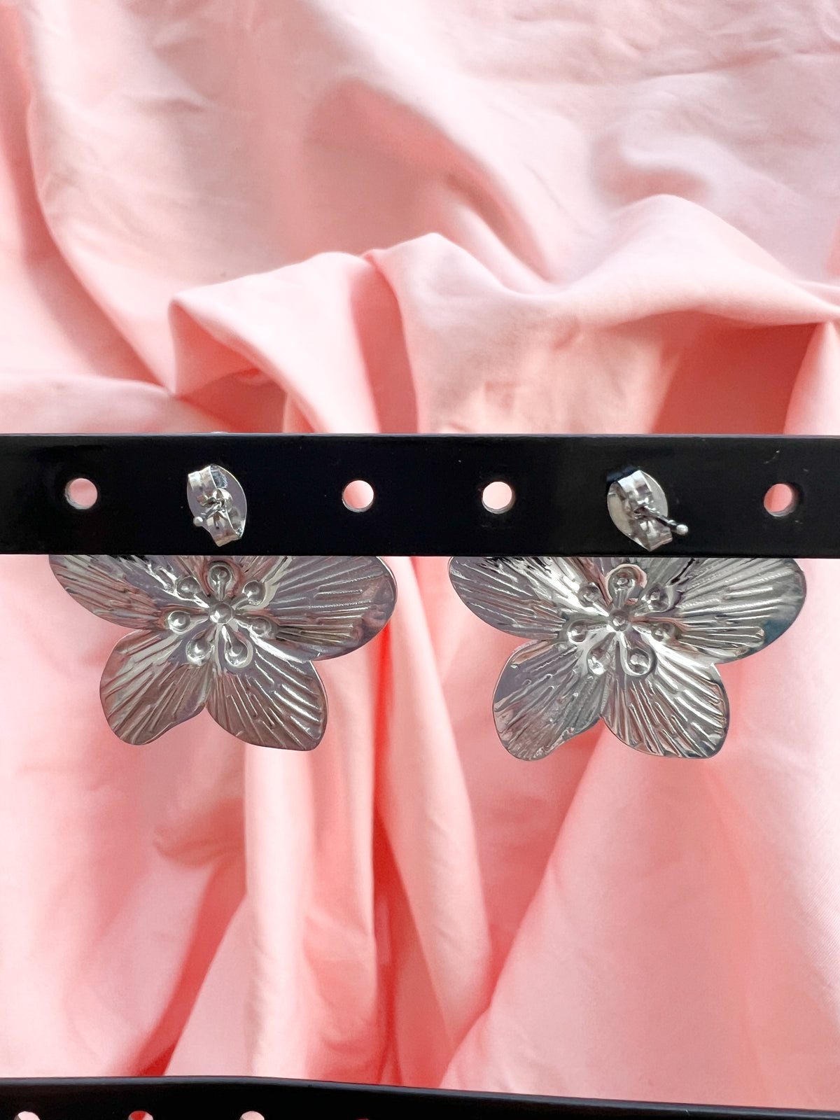 Vera – Boucles d'Oreilles Fleur Argentée Acier Inoxydable