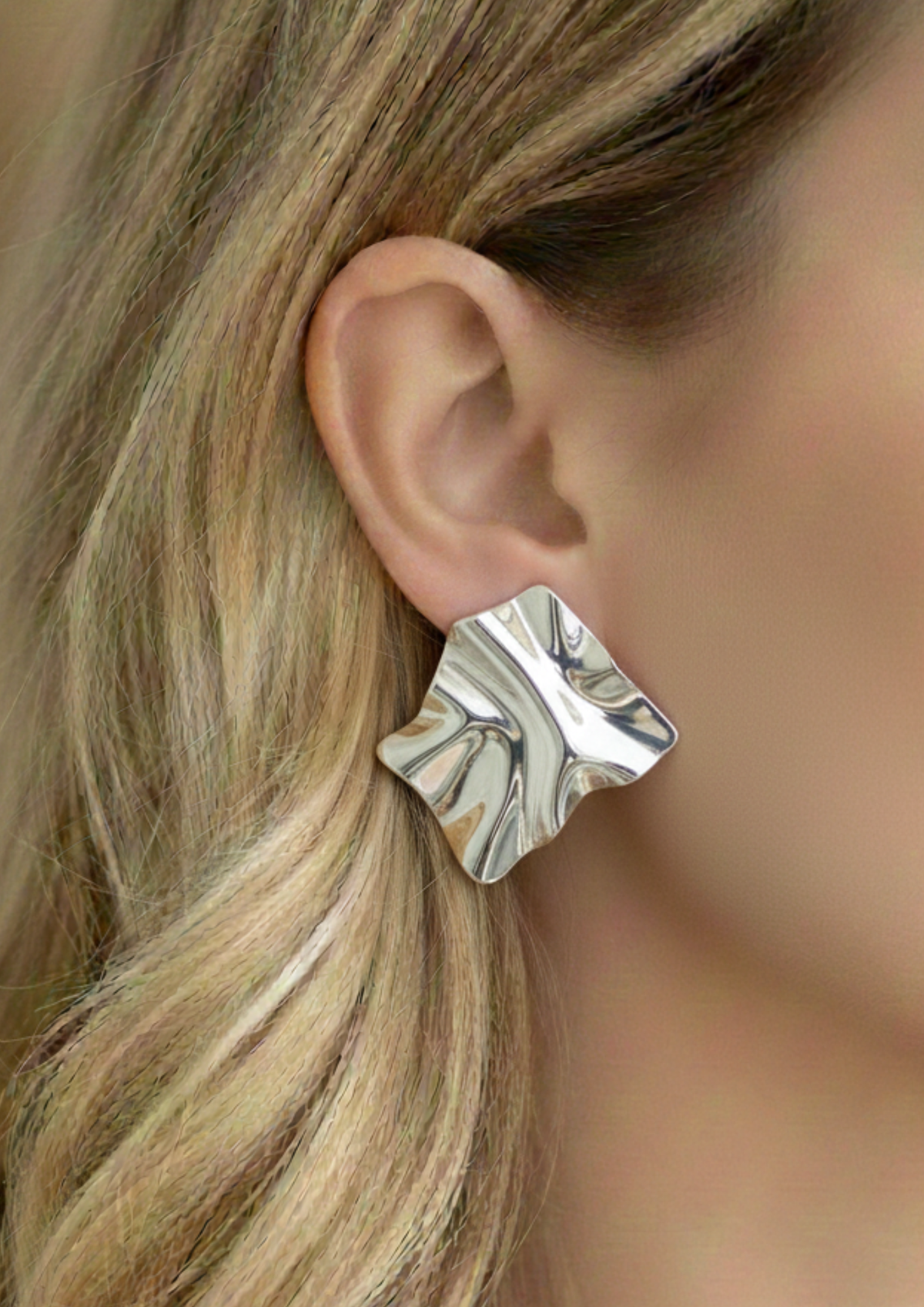 Thea – Boucles d'Oreilles Puce Carrée Martelée Acier Inoxydable