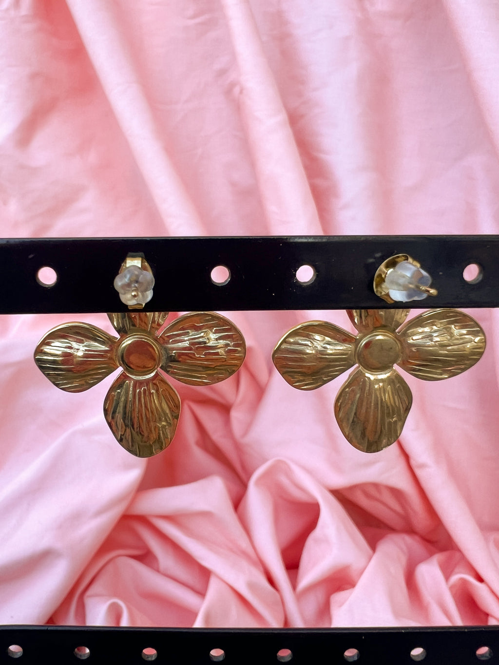 Santina – Boucles d'Oreilles Fleur Perle Dorée Acier Inoxydable