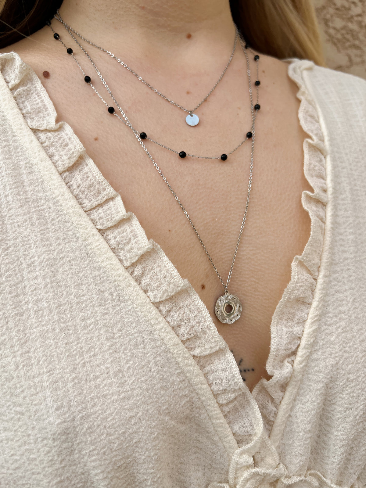 Aurore – Collier Triple Perles Médaillon Fleur