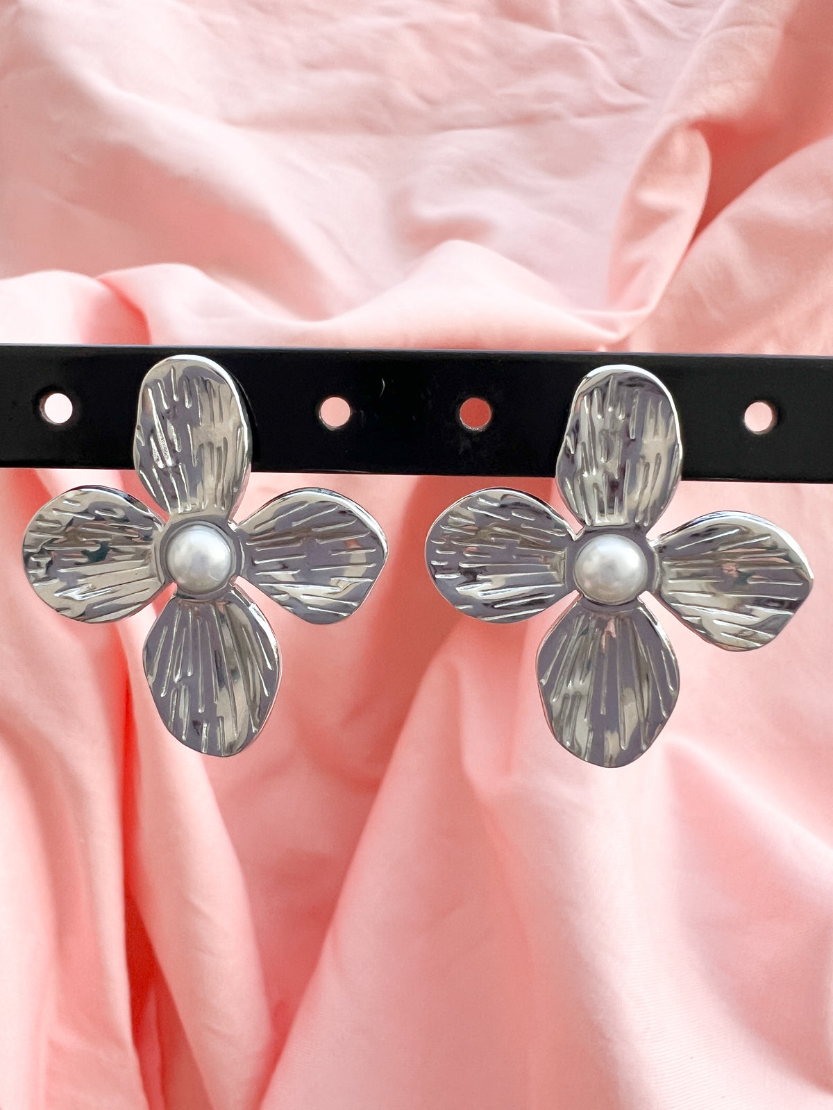 Constance – Boucles d'Oreilles Fleur Perle Argentée Acier Inoxydable