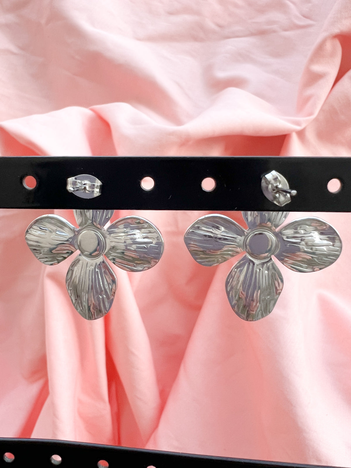 Constance – Boucles d'Oreilles Fleur Perle Argentée Acier Inoxydable