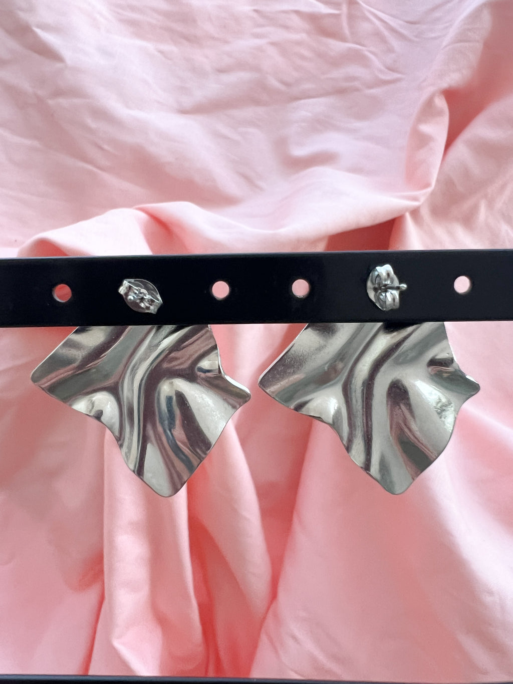 Thea – Boucles d'Oreilles Puce Carrée Martelée Acier Inoxydable