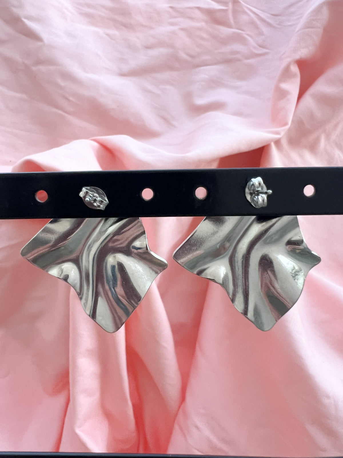 Thea – Boucles d'Oreilles Puce Carrée Martelée Acier Inoxydable