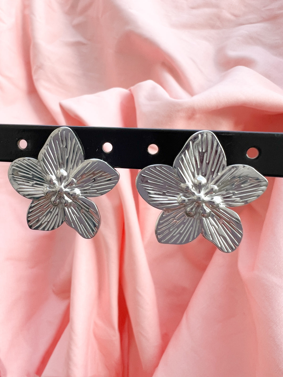 Vera – Boucles d'Oreilles Fleur Argentée Acier Inoxydable