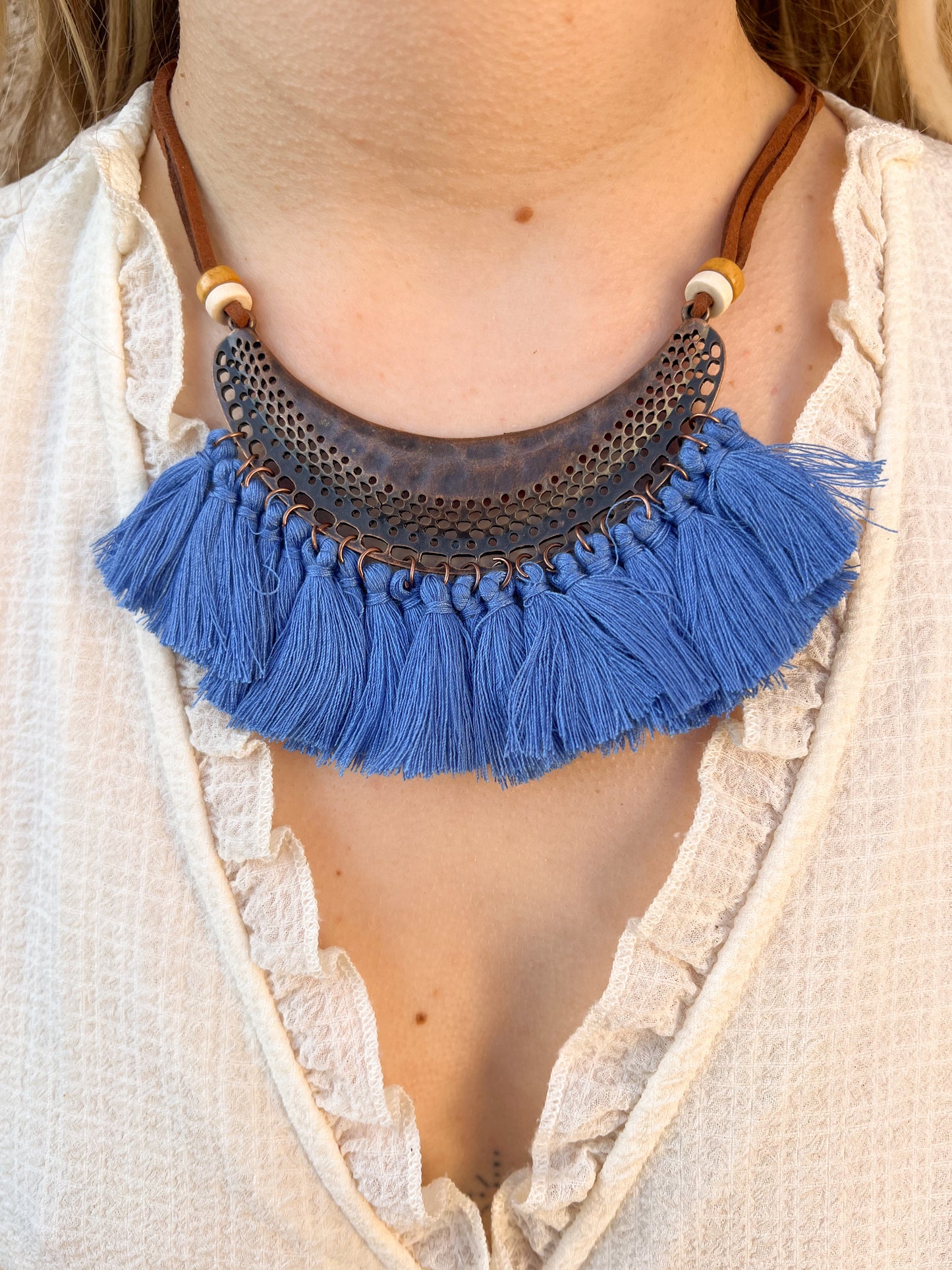 Collier pompons bleu électrique