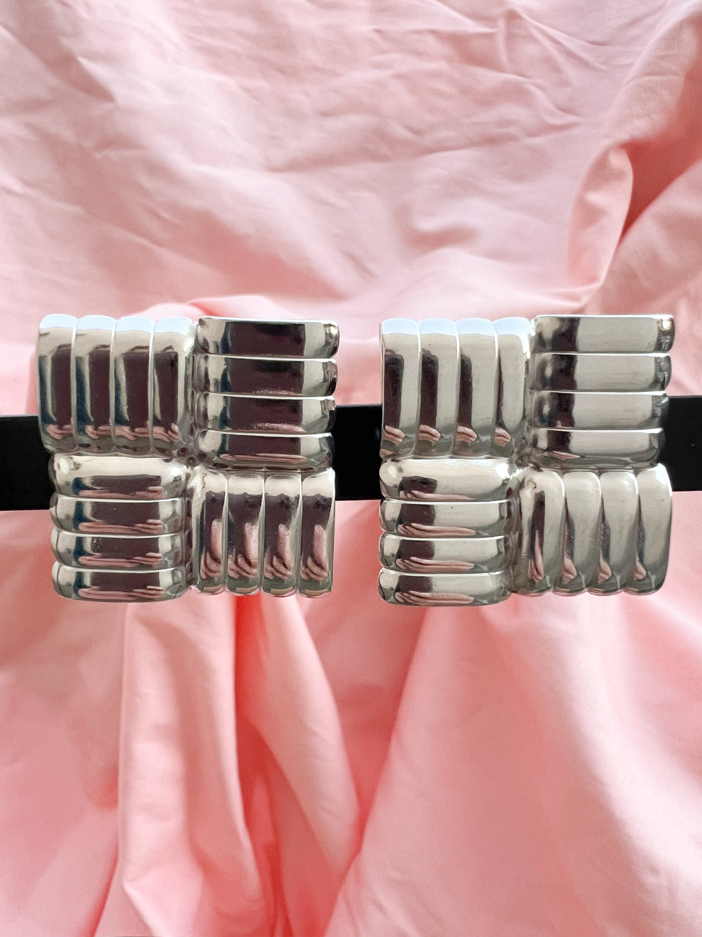 Ondine – Boucles d'Oreilles Puce Carrée Striée Acier Inoxydable