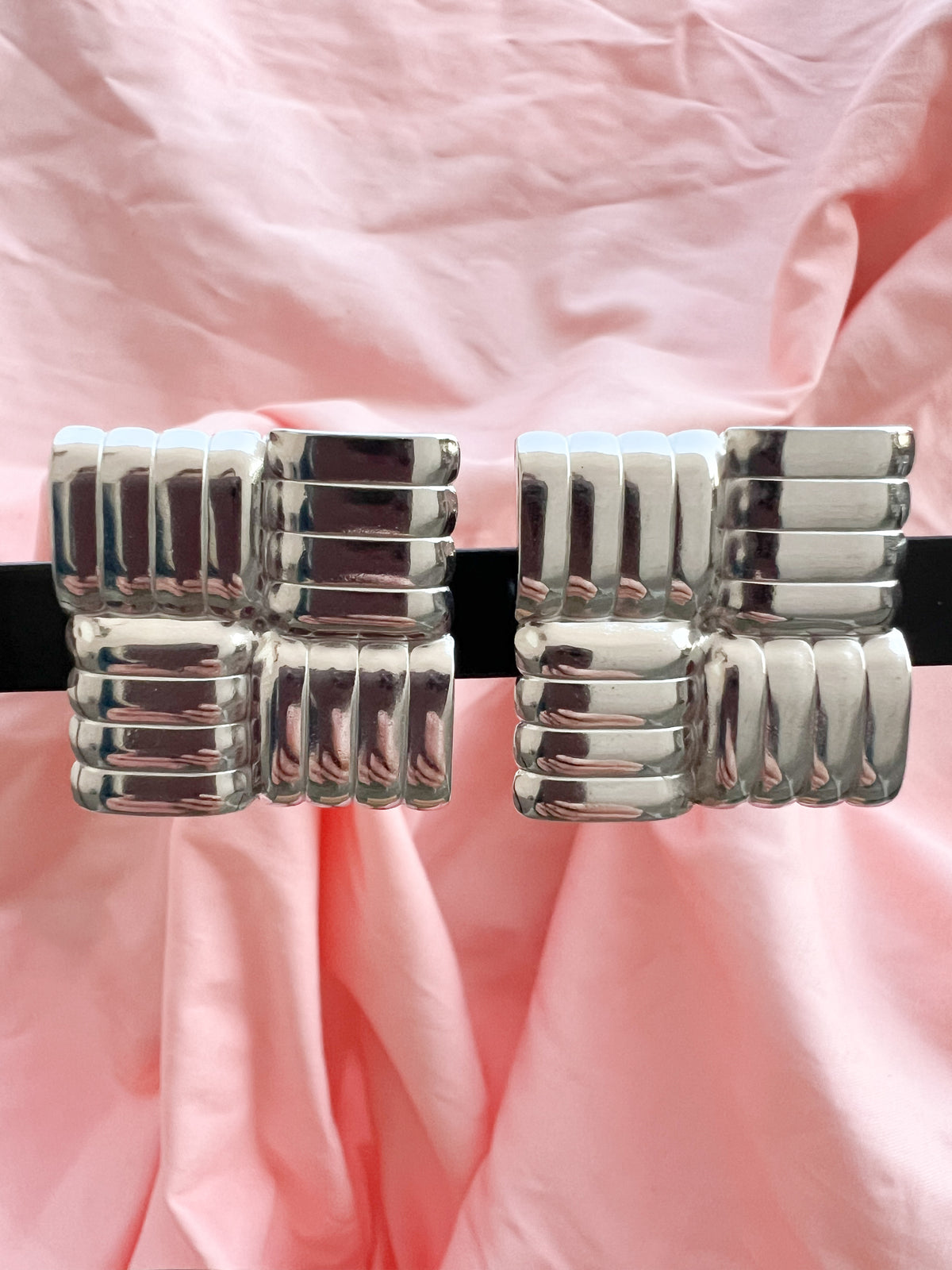 Ondine – Boucles d'Oreilles Puce Carrée Striée Acier Inoxydable