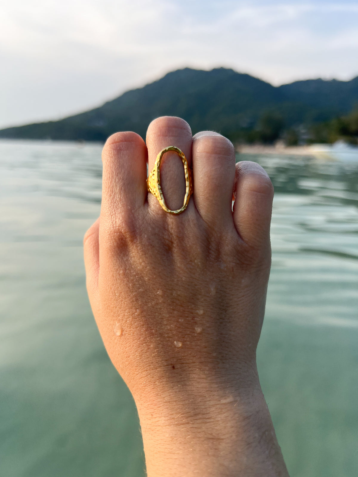 Ora – Bague Anneau Ouvert Ovale Texturé Doré