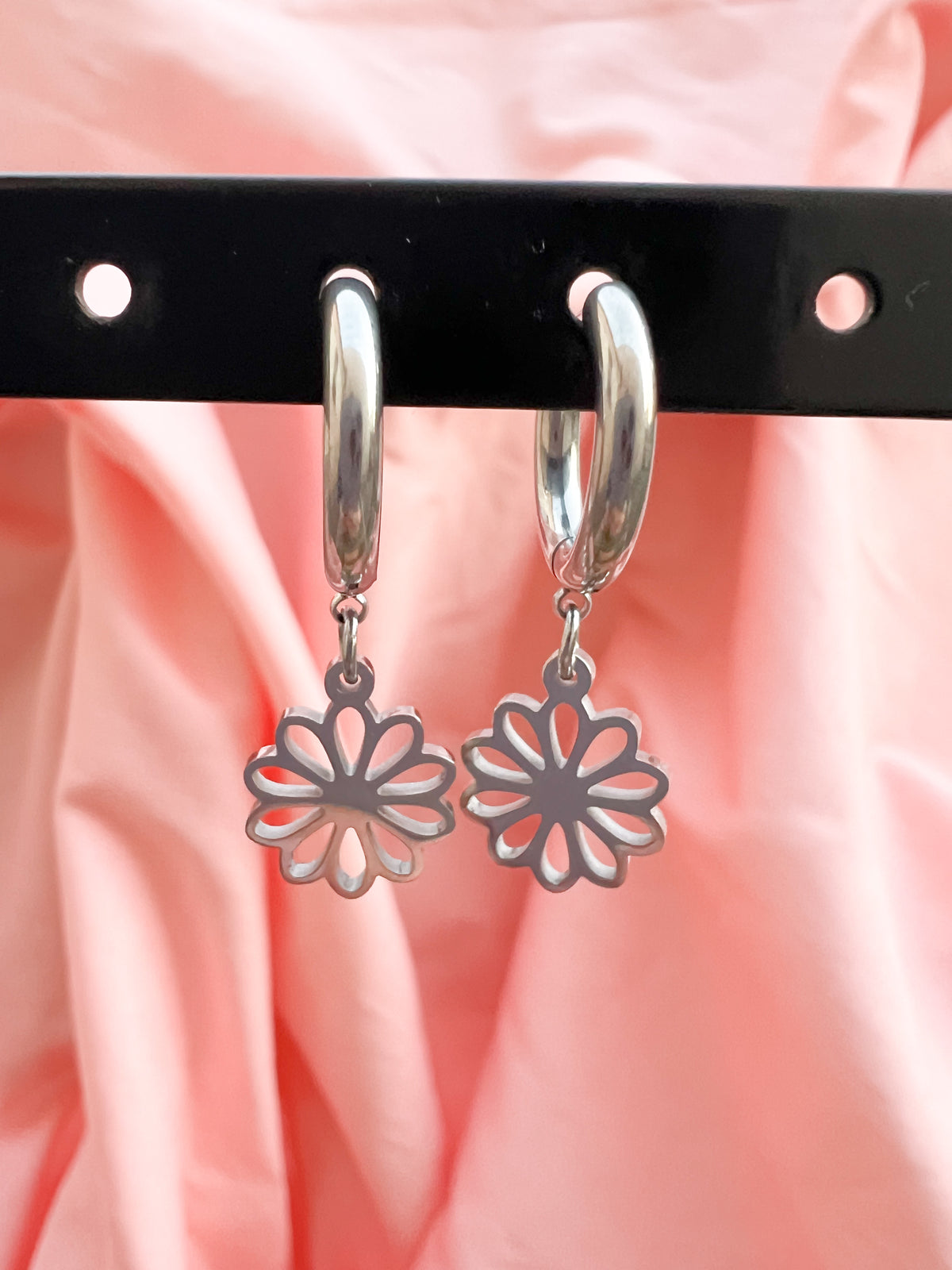 Eleora – Boucles d'Oreilles Marguerite Charm Acier Inoxydable