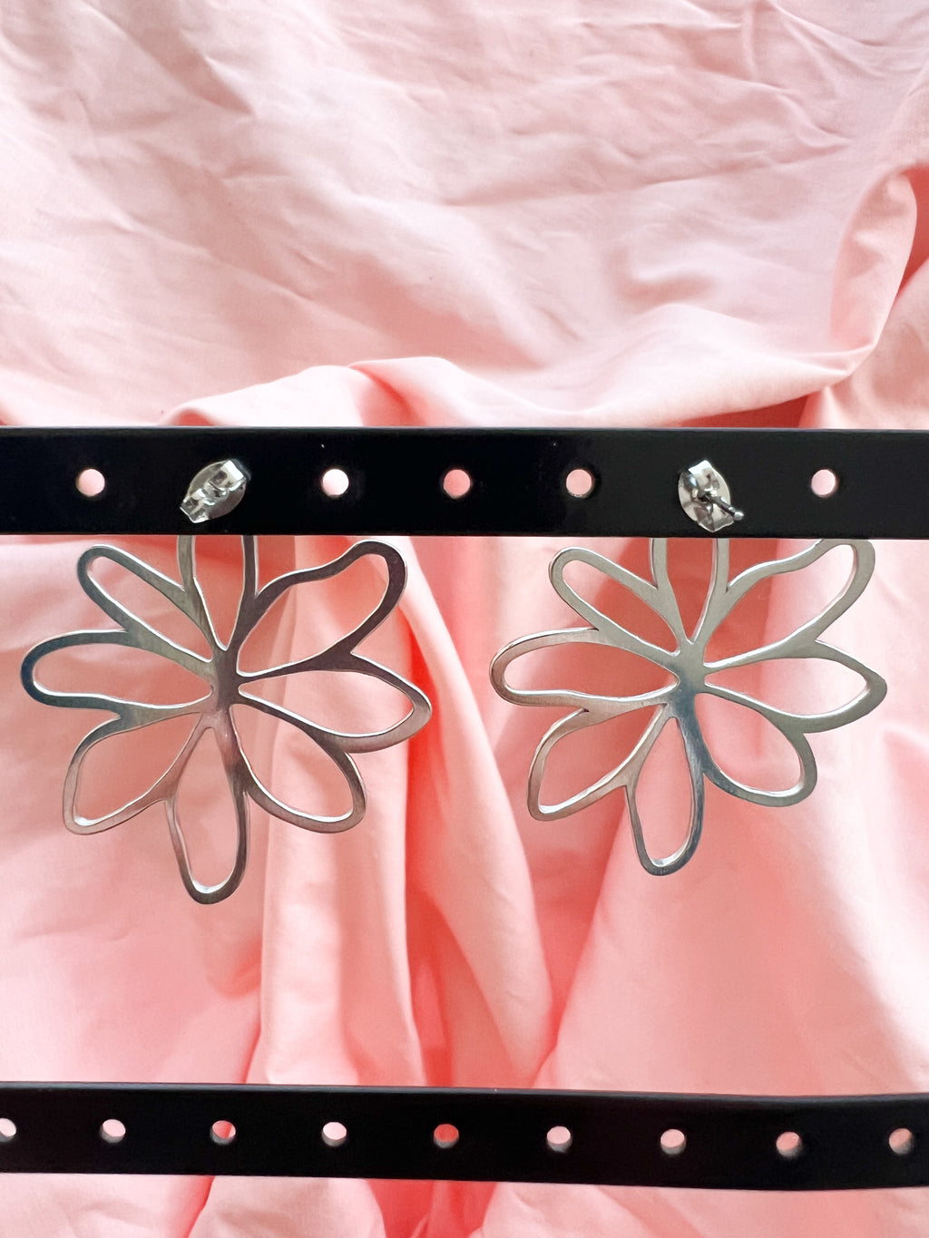Adele – Boucles d'Oreilles Fleur Ajourée Acier Inoxydable