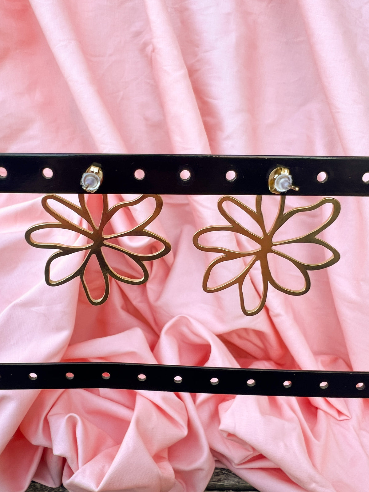 Sienna – Boucles d'Oreilles Créole Marguerite Dorée Acier Inoxydable