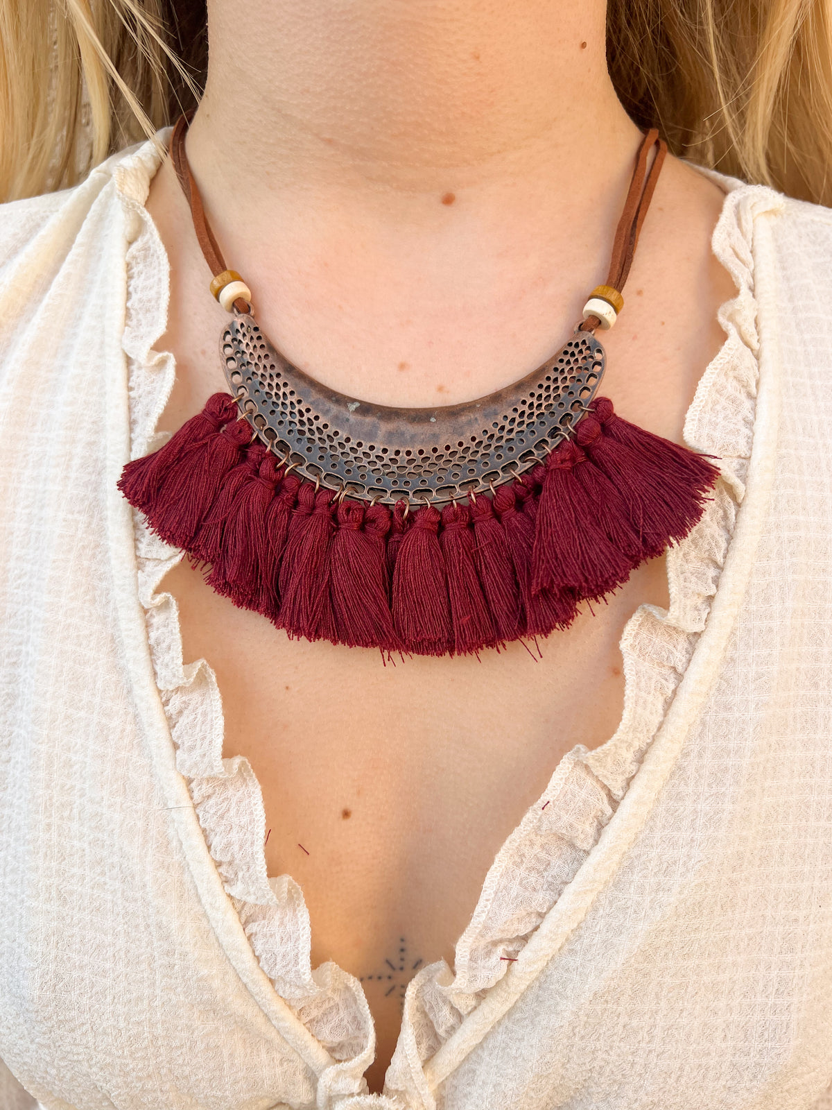 Collier pompons bordeaux