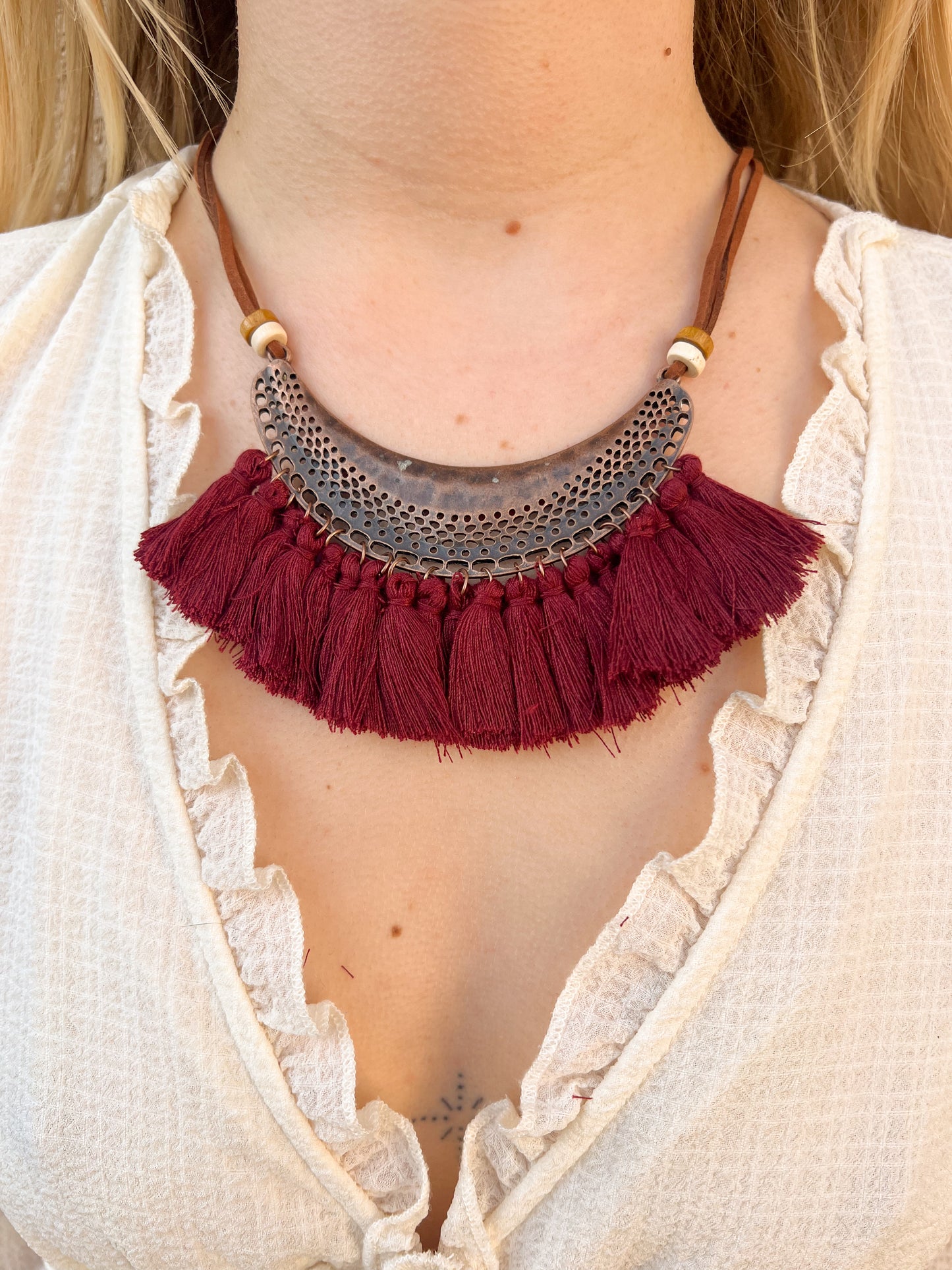 Collier pompons bordeaux