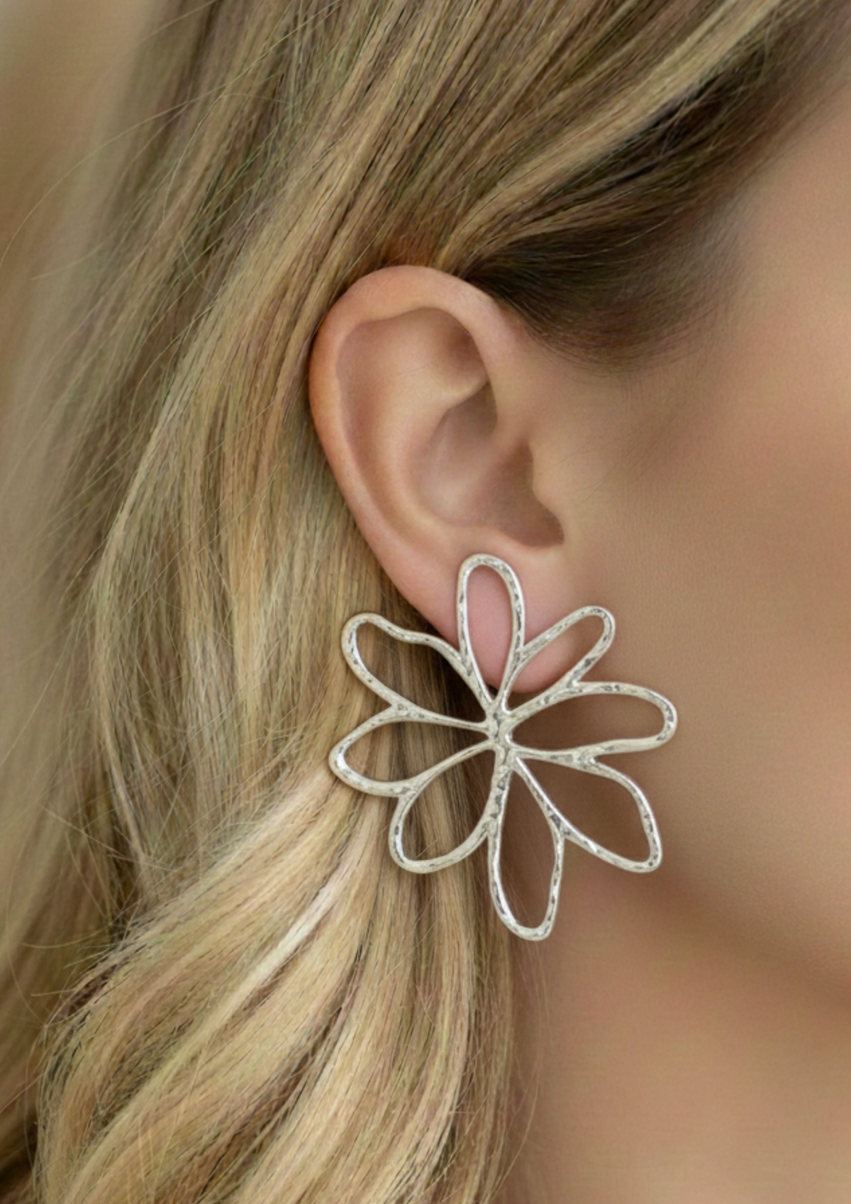Adele – Boucles d'Oreilles Fleur Ajourée Acier Inoxydable