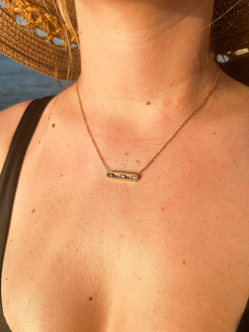 Éva – Collier Pendentif Plaque Dorée