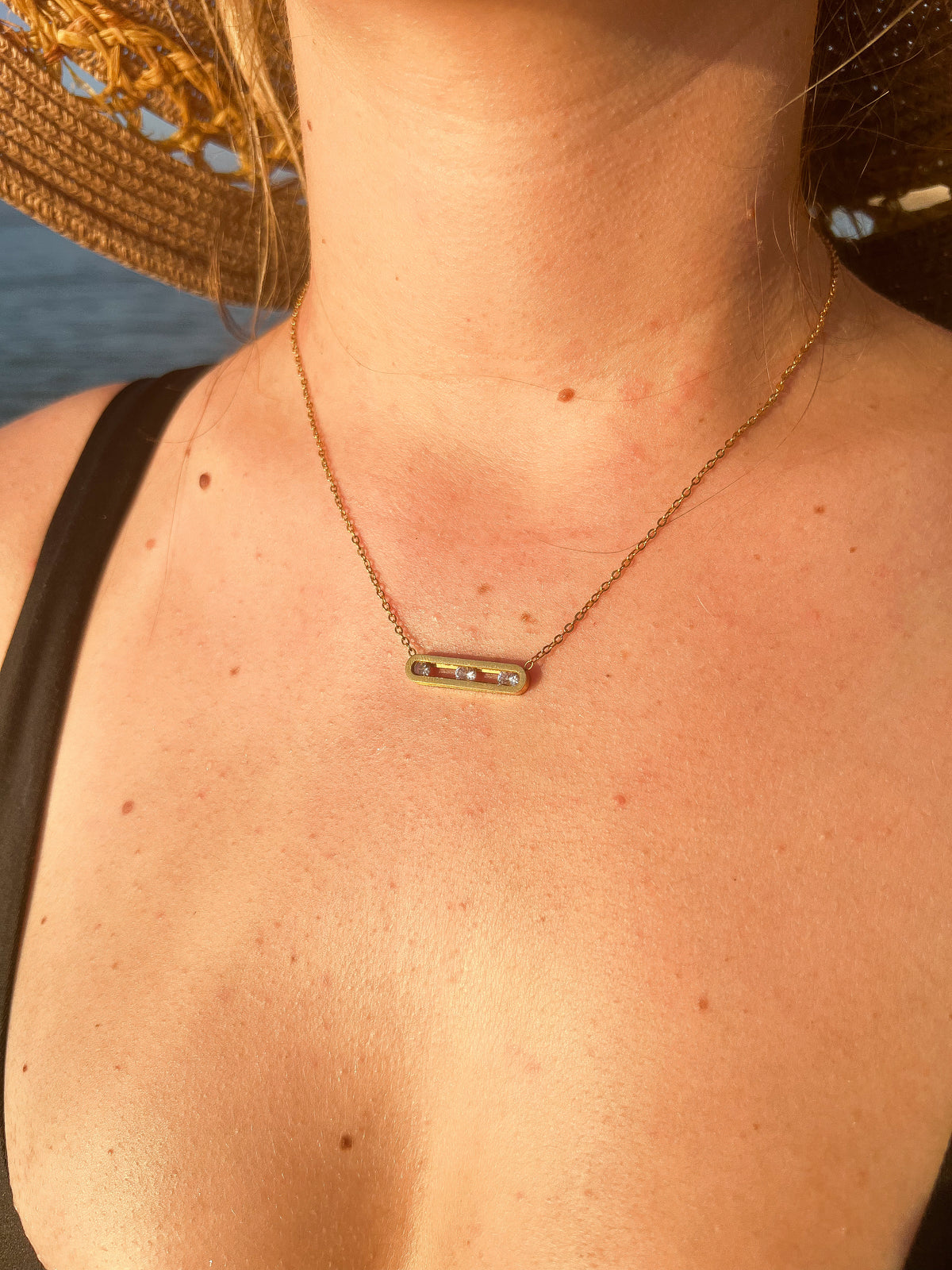 Éva – Collier Pendentif Plaque Dorée
