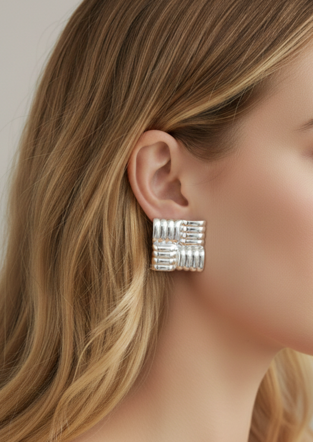 Ondine – Boucles d'Oreilles Puce Carrée Striée Acier Inoxydable