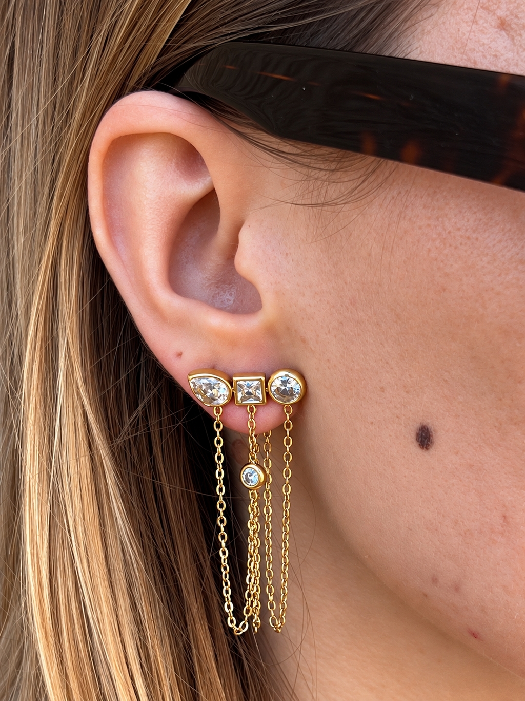 Cascade – Boucles d'Oreilles Puces Zircons Chaînes Dorées