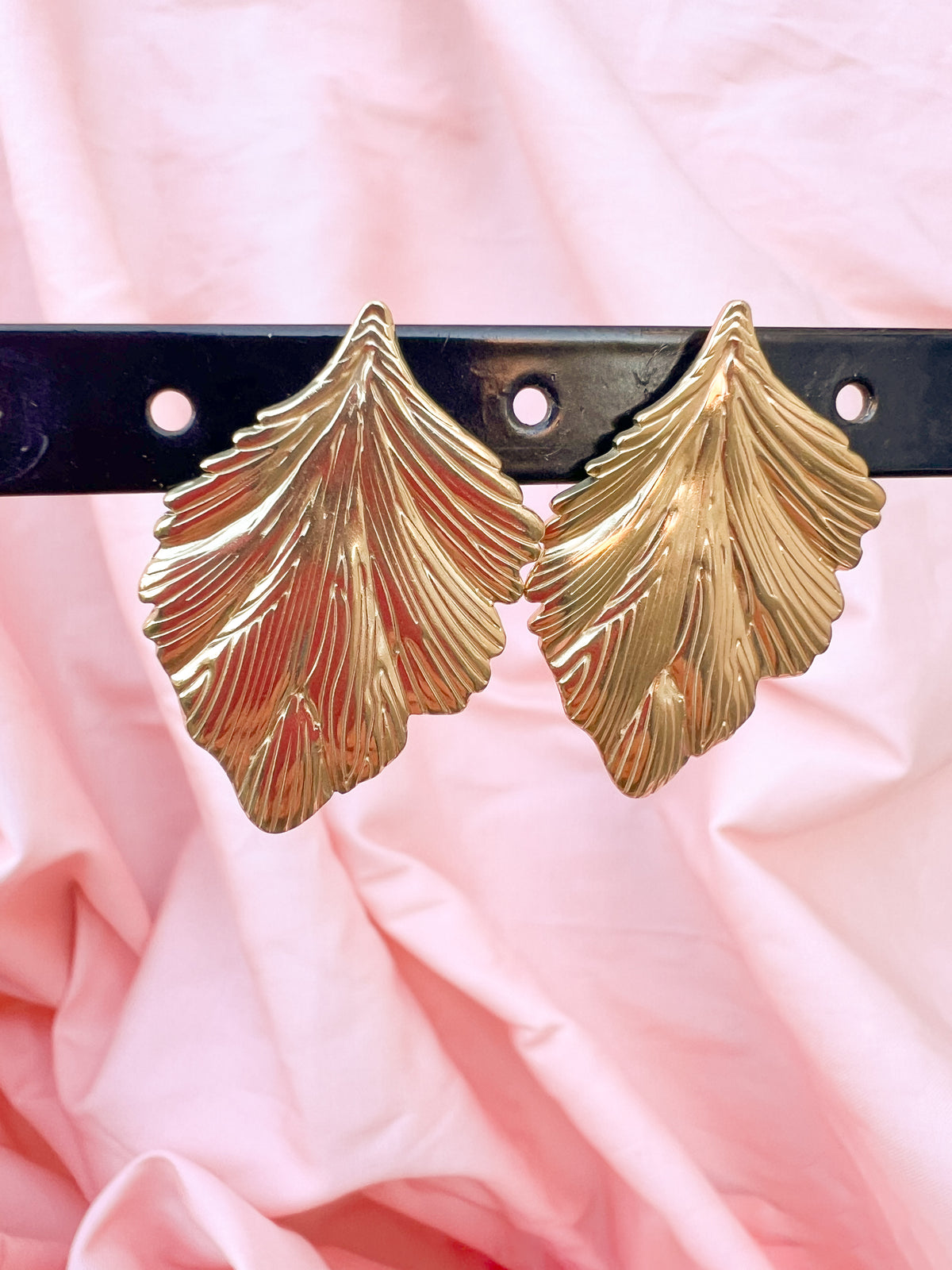 Calista – Boucles d'Oreilles Plume Dorée Acier Inoxydable
