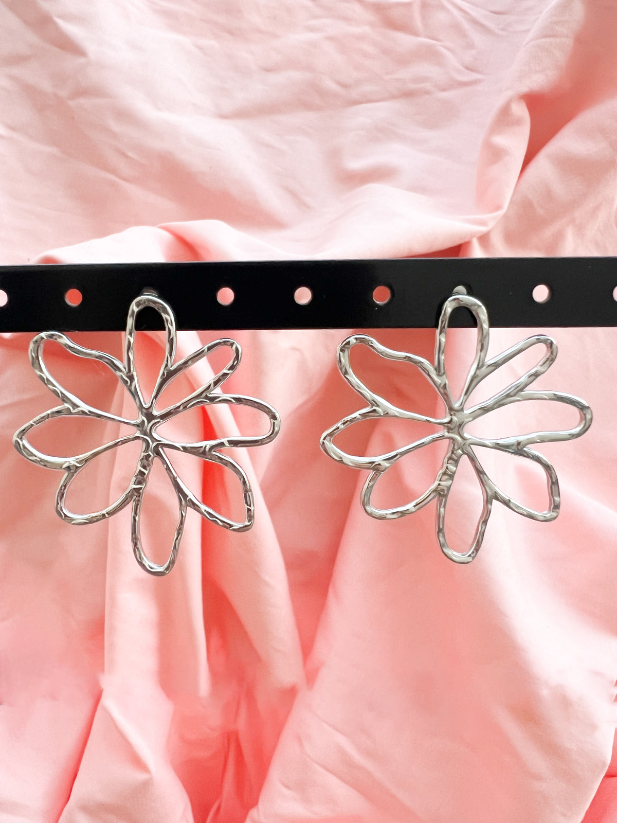 Adele – Boucles d'Oreilles Fleur Ajourée Acier Inoxydable