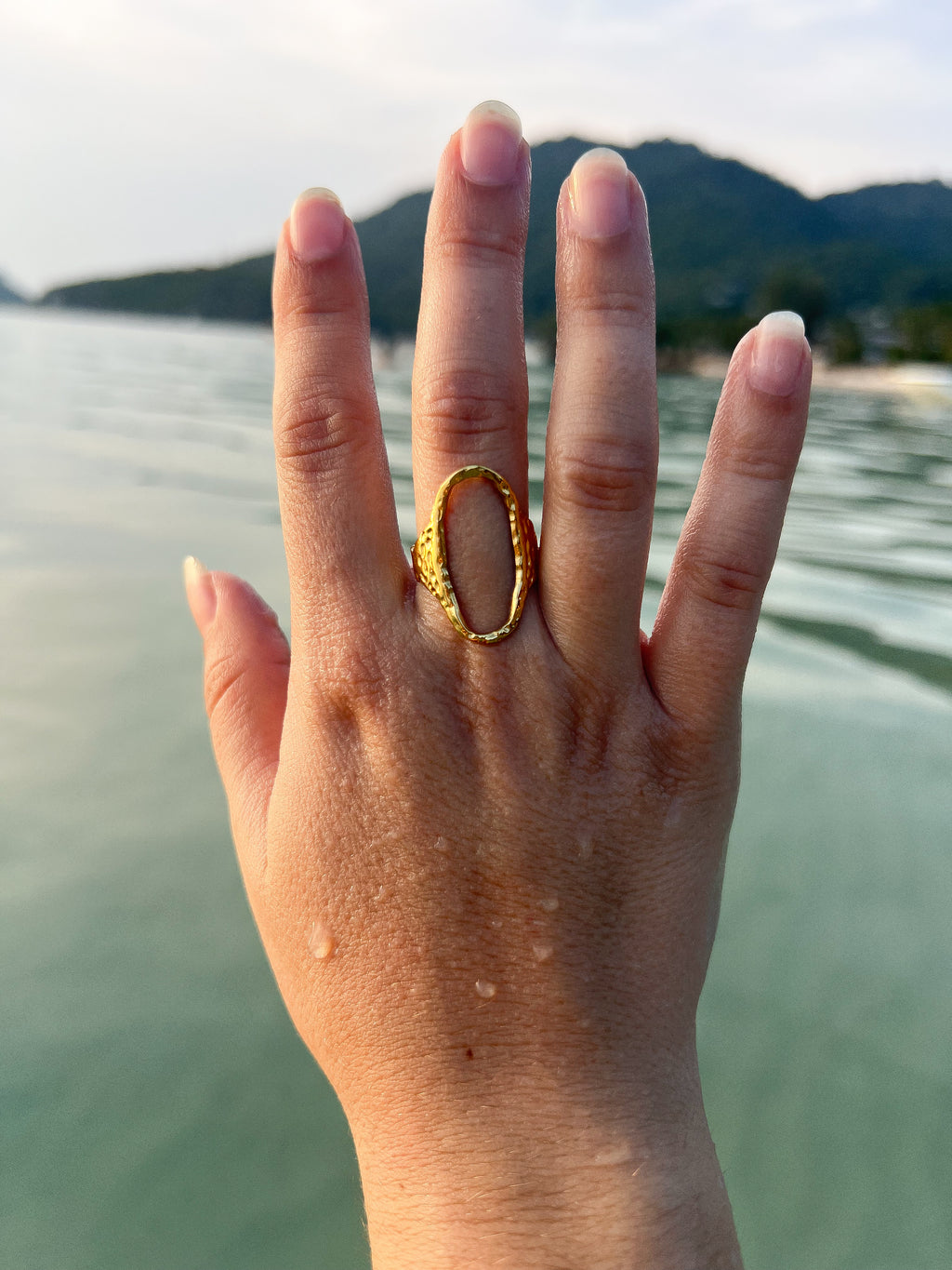 Ora – Bague Anneau Ouvert Ovale Texturé Doré
