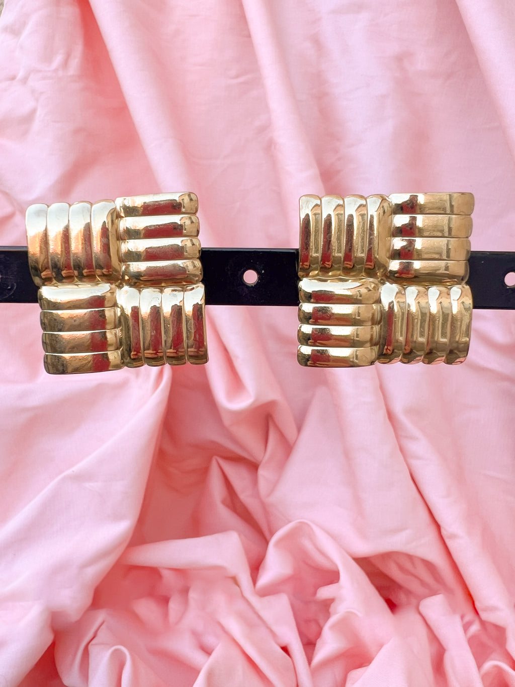 Oriane – Boucles d'Oreilles Puce Carrée Dorée Acier Inoxydable