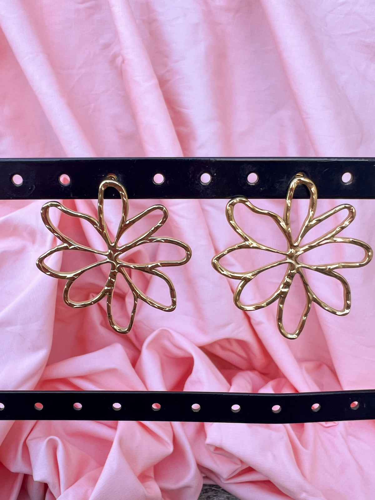 Sienna – Boucles d'Oreilles Créole Marguerite Dorée Acier Inoxydable