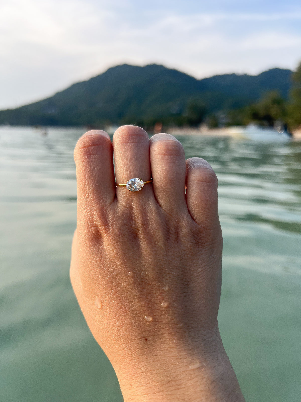 Luna – Bague Solitaire Zircon Ovale Dorée