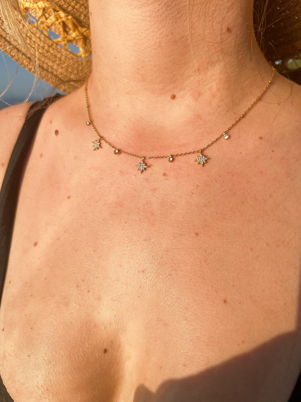 Flora – Collier Chaîne Breloques Étoiles Dorées
