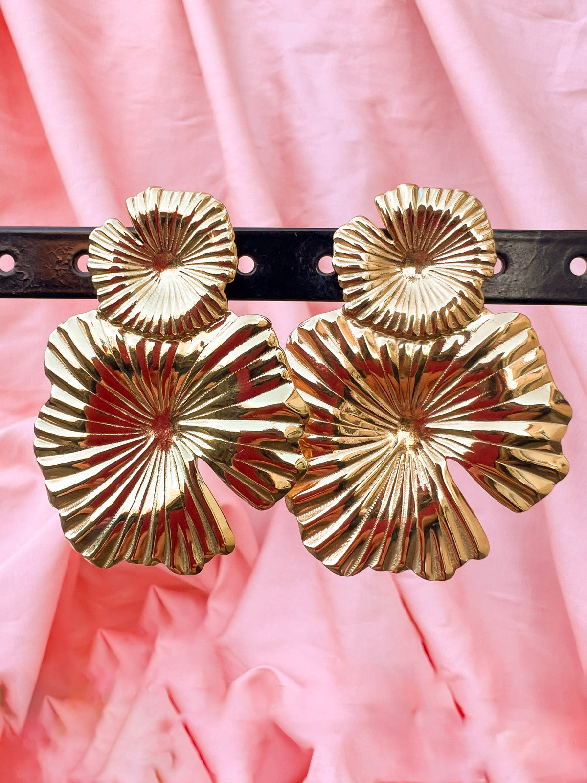Valora – Boucles d'Oreilles Triple Fleur Dorée Acier Inoxydable