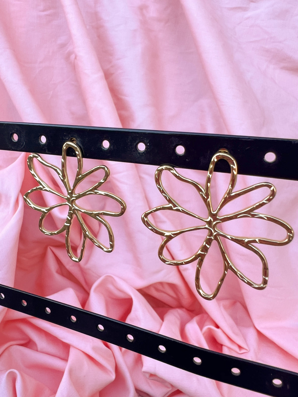 Sienna – Boucles d'Oreilles Créole Marguerite Dorée Acier Inoxydable
