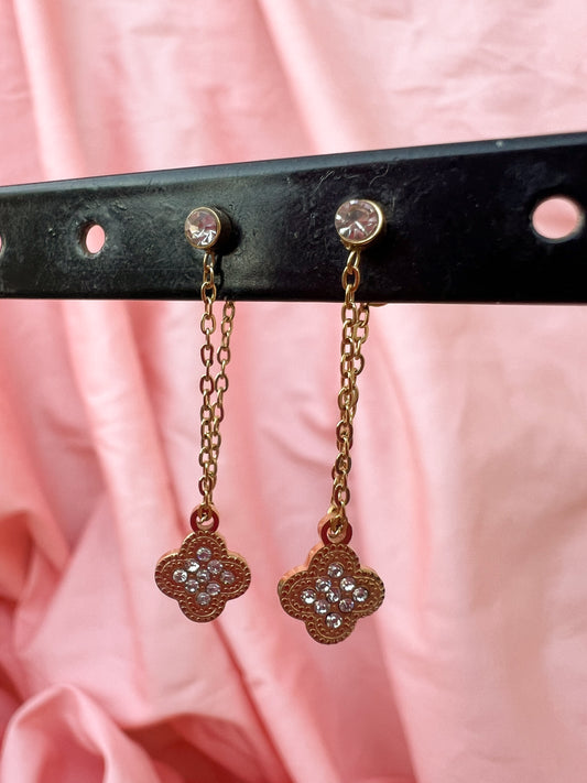 Boucles d’oreilles, trèfle pendantes à strass