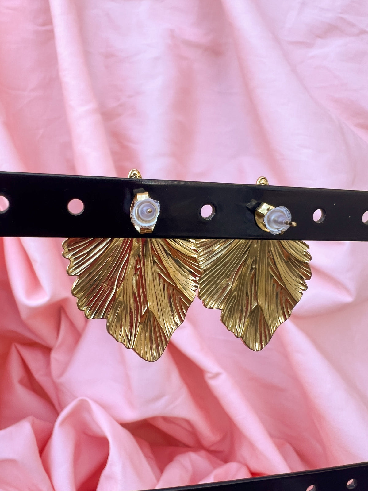 Calista – Boucles d'Oreilles Plume Dorée Acier Inoxydable