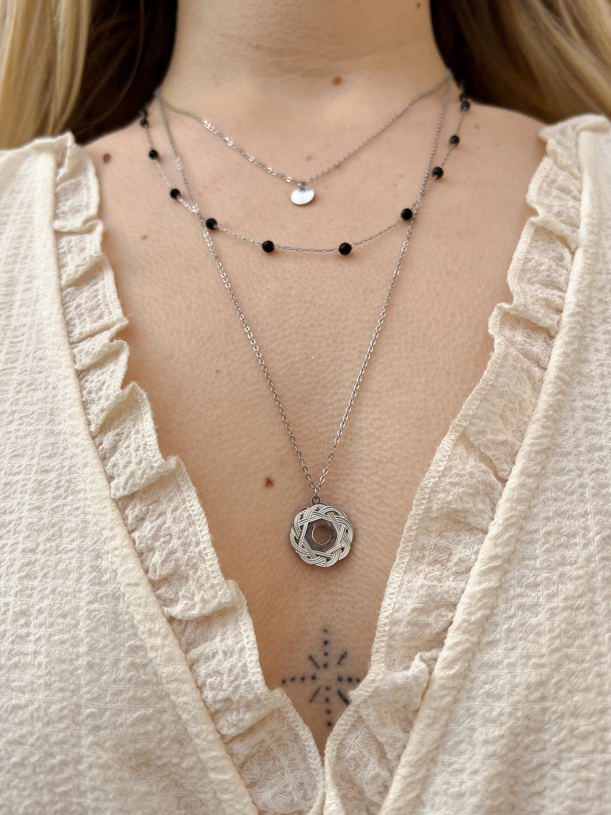 Aurore – Collier Triple Perles Médaillon Fleur