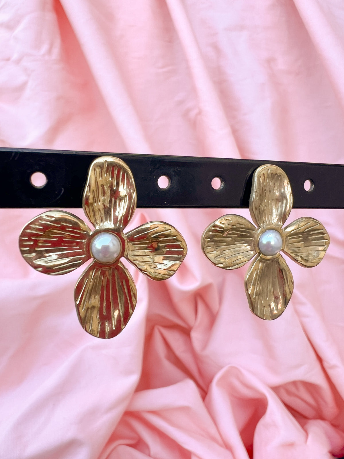 Santina – Boucles d'Oreilles Fleur Perle Dorée Acier Inoxydable