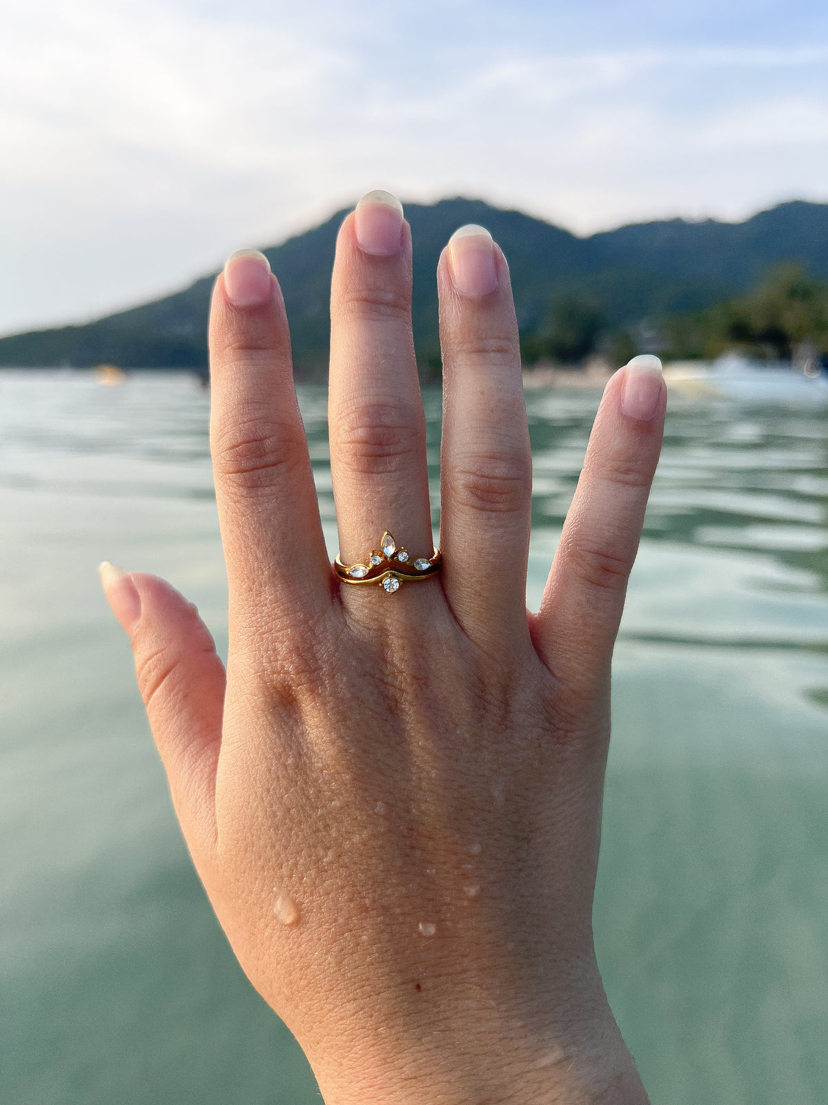 Aria – Bague Fine Triple Zircon Dorée
