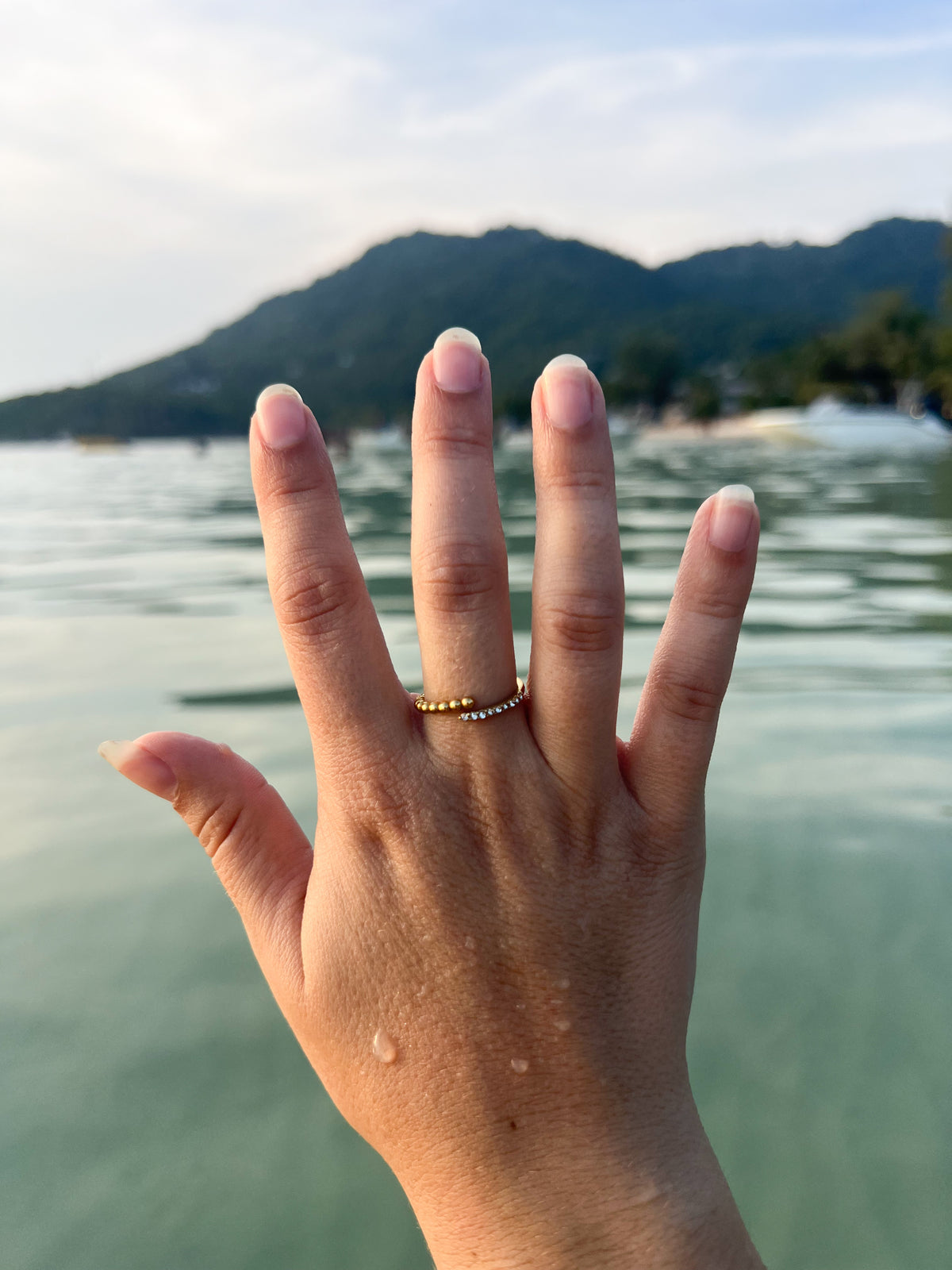 Mila – Bague Anneau Fin Perles Dorées